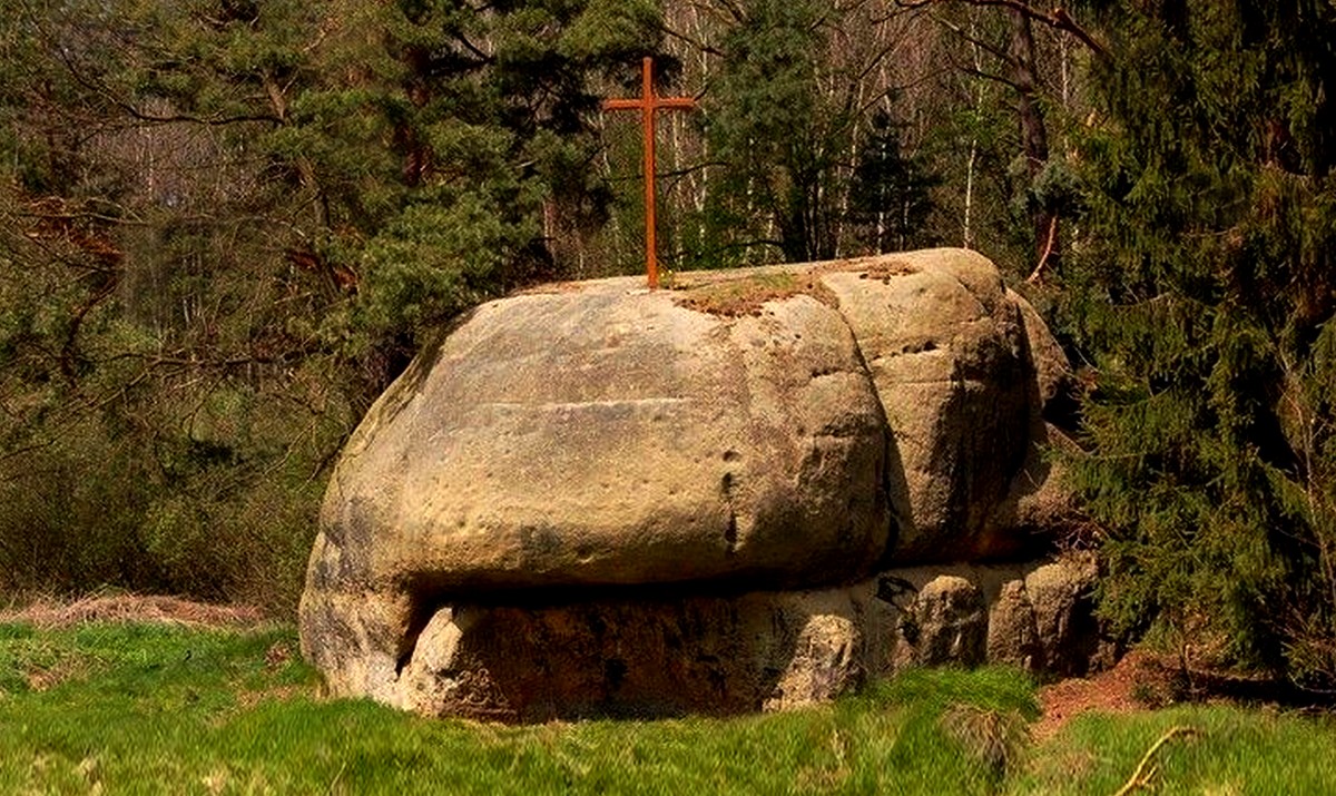 Panenská skála, Rynoltice