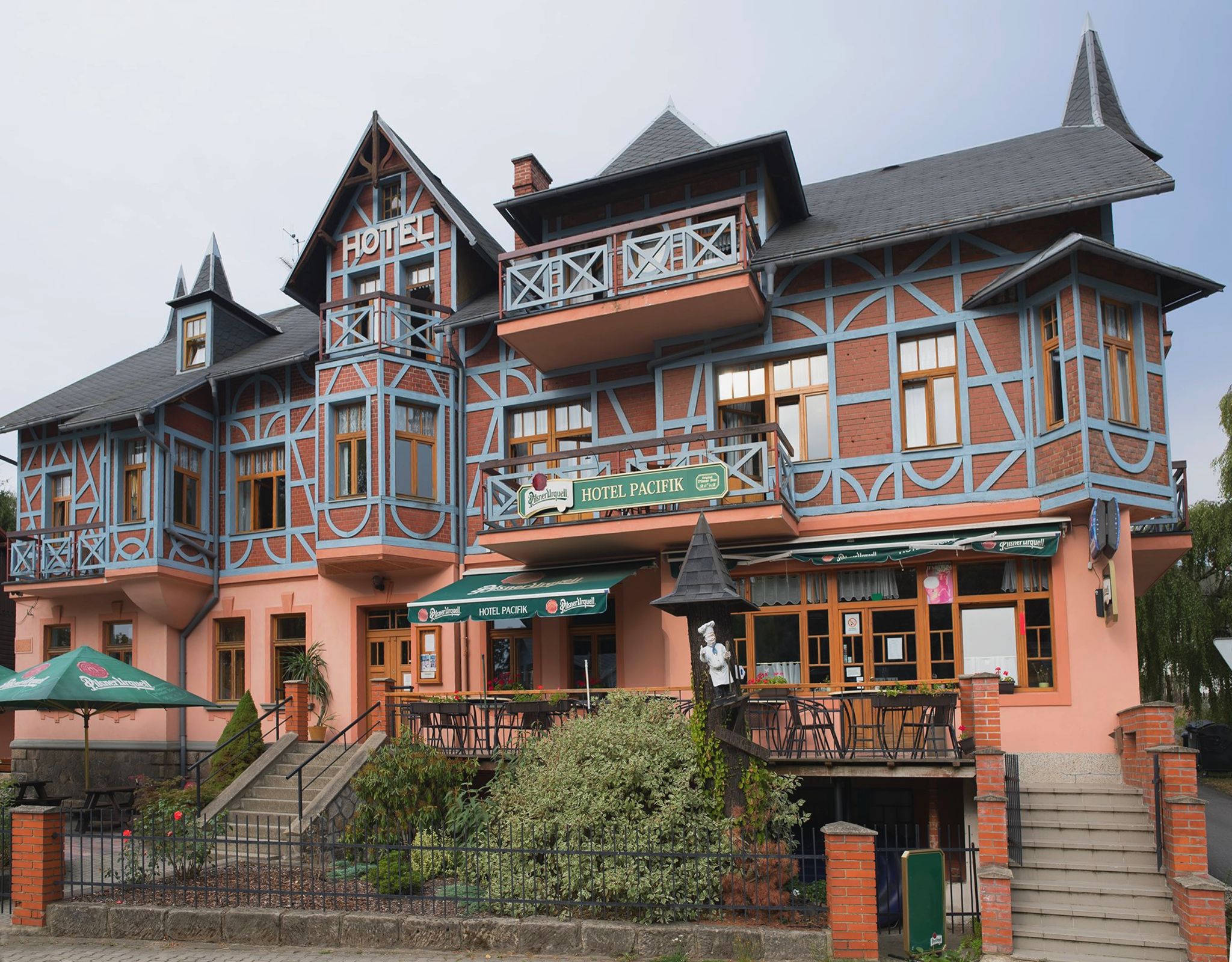 Hotel s restaurací v Hamru na Jezeře.